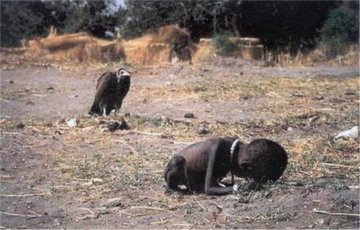 عکس «دختر گرسنه و کرکس» از کوین کارتر (قحطی سودان، ۱۹۹۳)